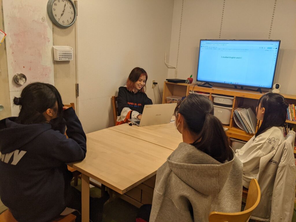 「英語を学ぶ」から「英語で学ぶ」レベルを目指す。アメリカ人女性がオーナーの英会話スクール。CLIL、Flipped Classroom（反転レッスン）を東北でいち早く導入