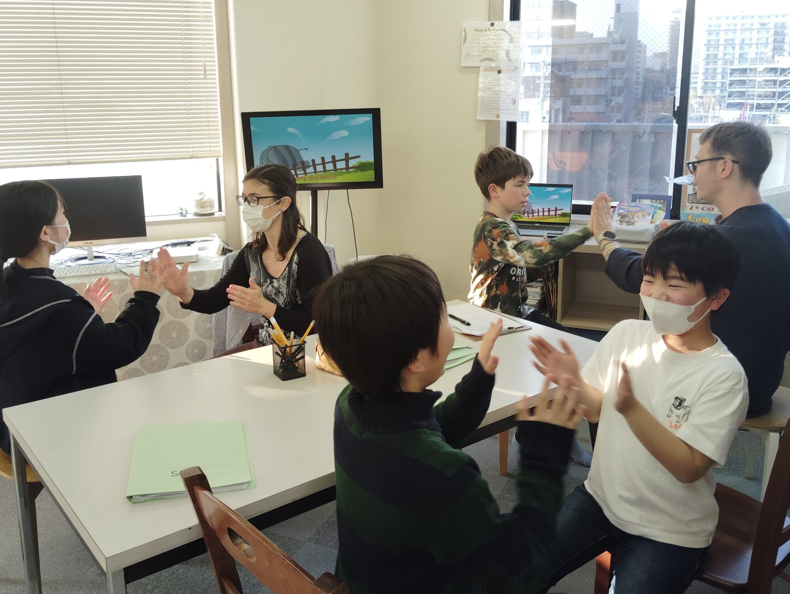 「英語を学ぶ」から「英語で学ぶ」レベルを目指す。アメリカ人女性がオーナーの英会話スクール。CLIL、Flipped Classroom（反転レッスン）を東北でいち早く導入