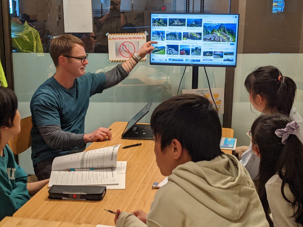 「英語を学ぶ」から「英語で学ぶ」レベルを目指す。アメリカ人女性がオーナーの英会話スクール。CLIL、Flipped Classroom（反転レッスン）を東北でいち早く導入