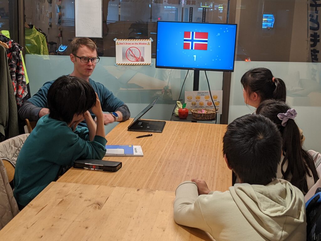 「英語を学ぶ」から「英語で学ぶ」レベルを目指す。アメリカ人女性がオーナーの英会話スクール。CLIL、Flipped Classroom（反転レッスン）を東北でいち早く導入