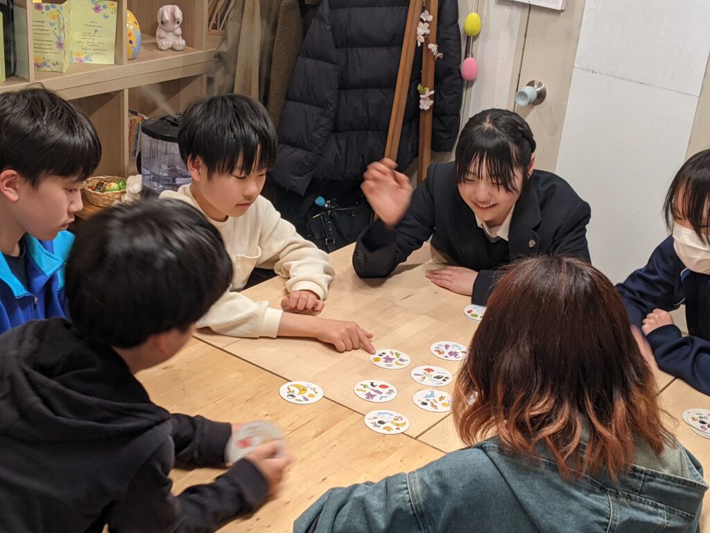 「英語を学ぶ」から「英語で学ぶ」レベルを目指す。アメリカ人女性がオーナーの英会話スクール。CLIL、Flipped Classroom（反転レッスン）を東北でいち早く導入