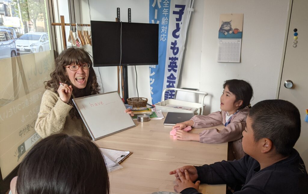 「英語を学ぶ」から「英語で学ぶ」レベルを目指す。アメリカ人女性がオーナーの英会話スクール。CLIL、Flipped Classroom（反転レッスン）を東北でいち早く導入