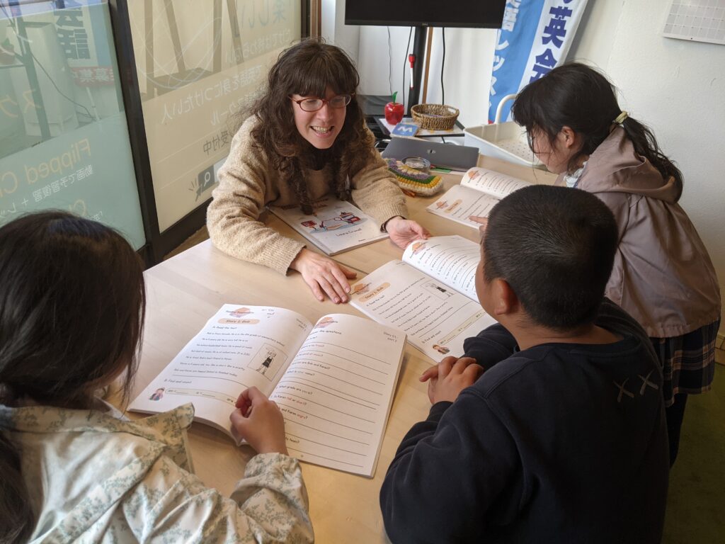 「英語を学ぶ」から「英語で学ぶ」レベルを目指す。アメリカ人女性がオーナーの英会話スクール。CLIL、Flipped Classroom（反転レッスン）を東北でいち早く導入