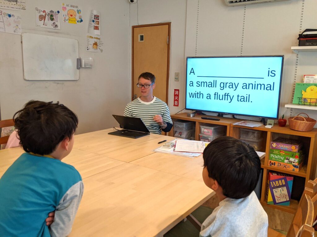 「英語を学ぶ」から「英語で学ぶ」レベルを目指す。アメリカ人女性がオーナーの英会話スクール。CLIL、Flipped Classroom（反転レッスン）を東北でいち早く導入