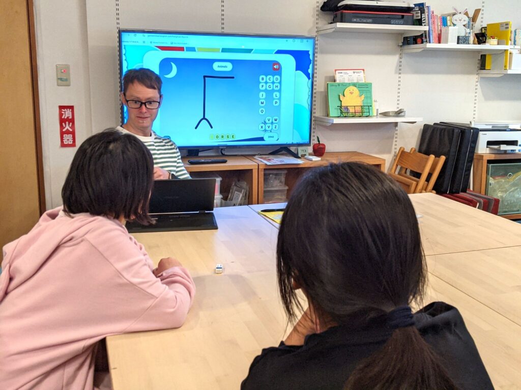 「英語を学ぶ」から「英語で学ぶ」レベルを目指す。アメリカ人女性がオーナーの英会話スクール。CLIL、Flipped Classroom（反転レッスン）を東北でいち早く導入