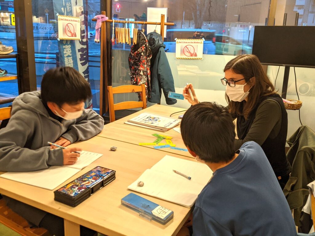 「英語を学ぶ」から「英語で学ぶ」レベルを目指す。アメリカ人女性がオーナーの英会話スクール。CLIL、Flipped Classroom（反転レッスン）を東北でいち早く導入