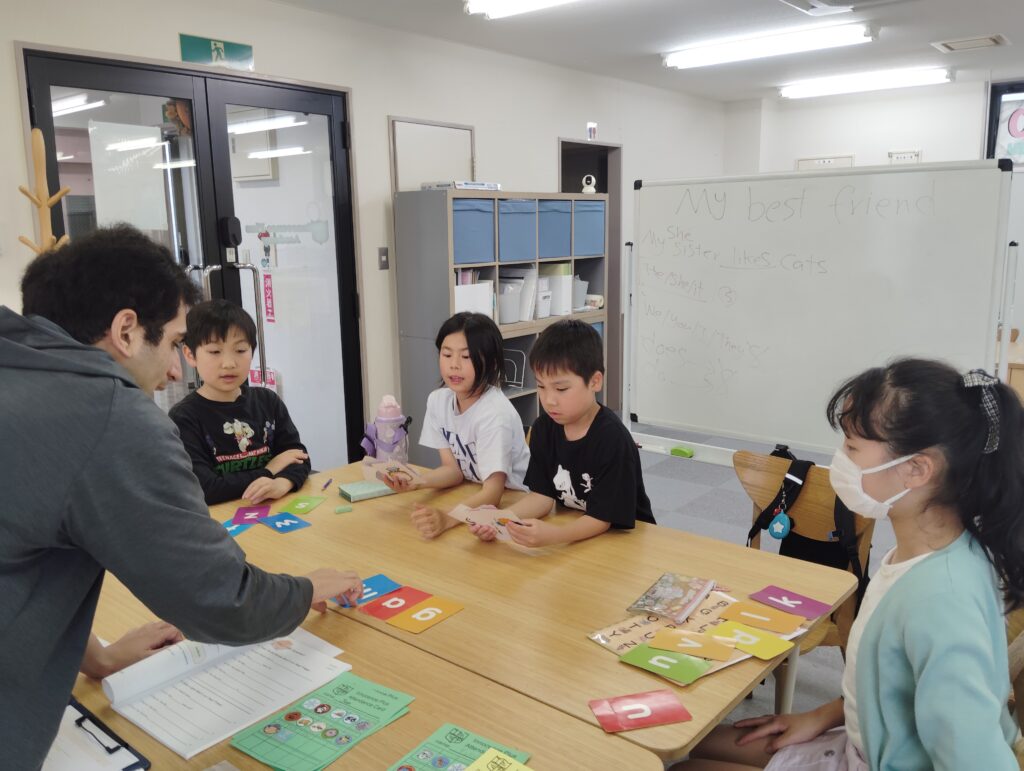 「英語を学ぶ」から「英語で学ぶ」レベルを目指す。アメリカ人女性がオーナーの英会話スクール。CLIL、Flipped Classroom（反転レッスン）を東北でいち早く導入