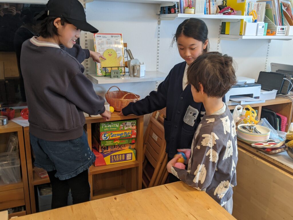 「英語を学ぶ」から「英語で学ぶ」レベルを目指す。アメリカ人女性がオーナーの英会話スクール。CLIL、Flipped Classroom（反転レッスン）を東北でいち早く導入