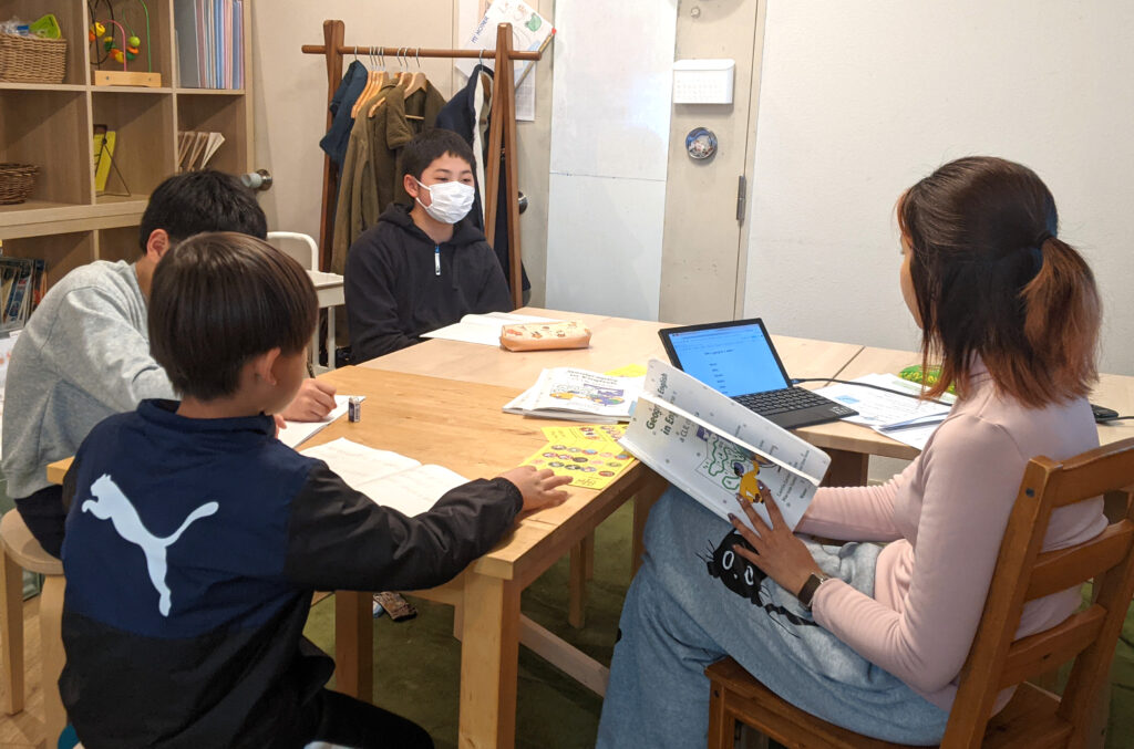長町校 IPJH1Aクラスの様子 1 「英語を学ぶ」から「英語で学ぶ」レベルを目指す。アメリカ人女性がオーナーの英会話スクール。CLIL、Flipped Classroom(反転レッスン)を東北でいち早く導入