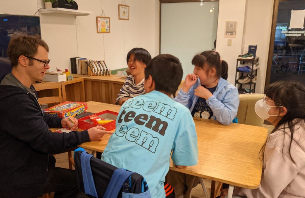 「英語を学ぶ」から「英語で学ぶ」レベルを目指す。アメリカ人女性がオーナーの英会話スクール。CLIL、Flipped Classroom（反転レッスン）を東北でいち早く導入
